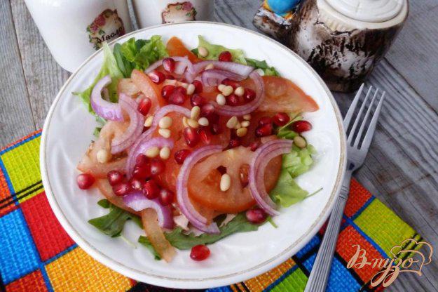 фото рецепта: Салат из помидоров с орехами и гранатом