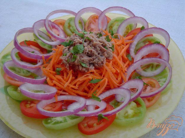 фото рецепта: Салат с тунцом, морковью,зелеными и красными помидорами