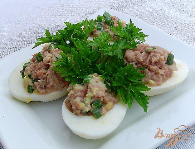 фото рецепта: Яйца,фаршированные тунцом и зеленым луком