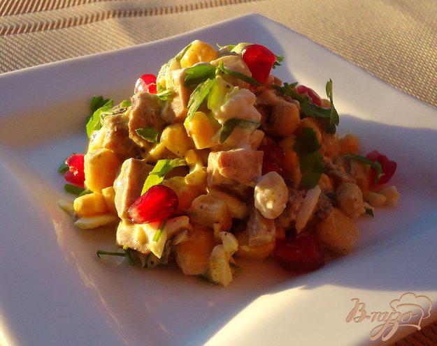 фото рецепта: Салат с печенью трески, шпротами, яйцом, кукурузой и зернами граната