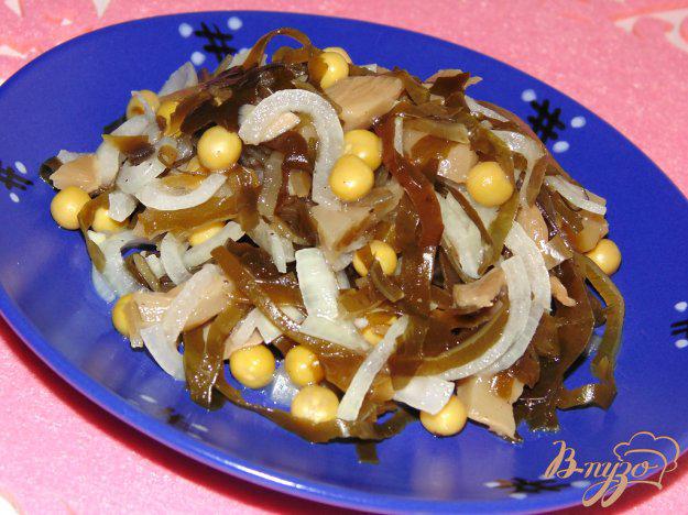 фото рецепта: Салат из маринованной морской капусты с маринованными грибочками