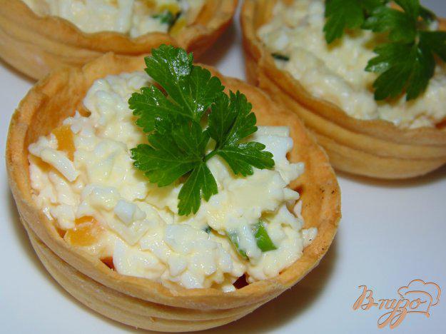 фото рецепта: Тарталетки с яйцом, копченым сыром и зеленым луком