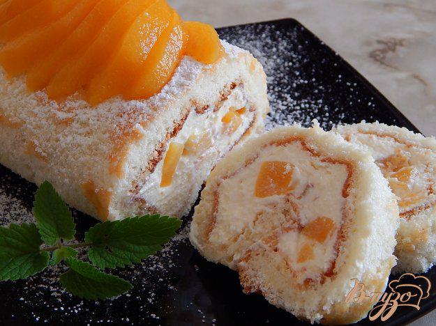 фото рецепта: Бисквитный рулет с творогом и персиками