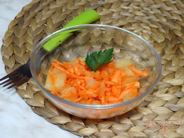 фото рецепта: Морковно-ананасовый салат с имбирной заправкой