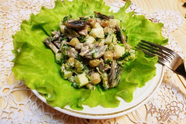 фото рецепта: Салат из грибов и ананасов