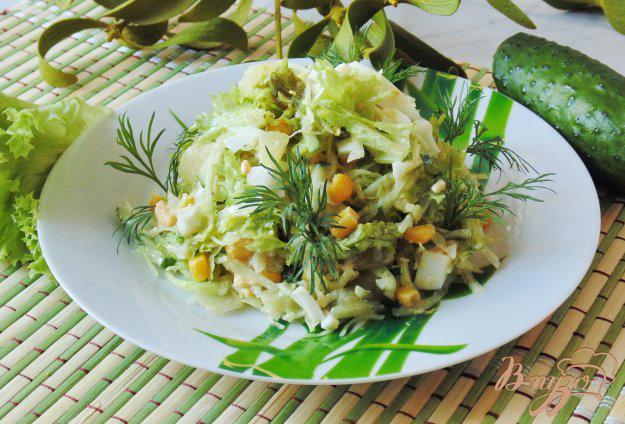 фото рецепта: Салат из ананасов,  огурцов и кукурузы