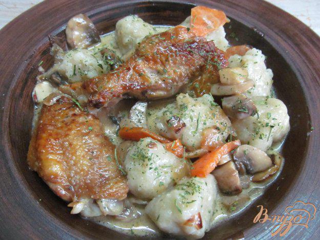 фото рецепта: Картофельные клецки с грибами и курицей