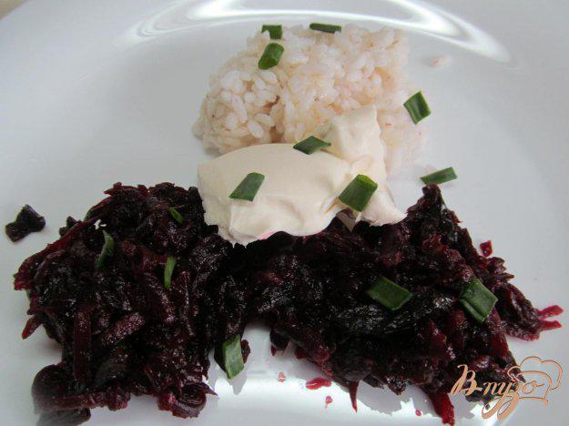 фото рецепта: Салат из свеклы с рисом и черносливом
