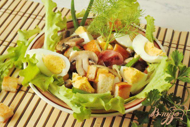 фото рецепта: Тёплый салат с грибами  и сухариками