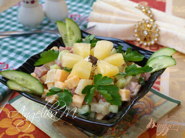 фото рецепта: Салат с ветчиной, сыром и ананасом
