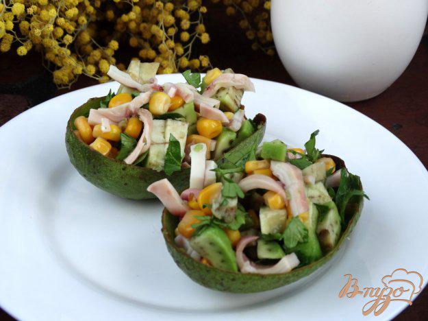 фото рецепта: Салат с кальмаром в половинках авокадо