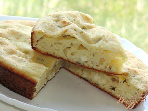 фото рецепта: Тонкий пирог на кефире с адыгейским сыром и зеленью