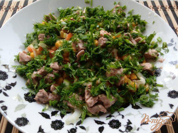 фото рецепта: Салат из овощей со стеблевым (листовым) сельдереем и печенью трески