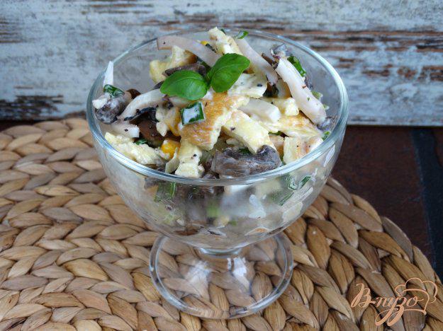 фото рецепта: Салат с шампиньонами и кальмарами
