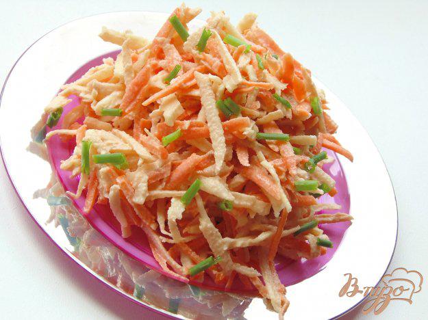 фото рецепта: Салат из моркови, корня сельдерея и яблока