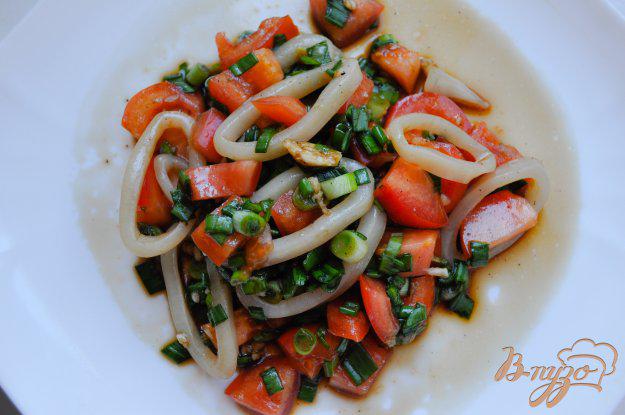 фото рецепта: Салат с кальмаром и помидорами