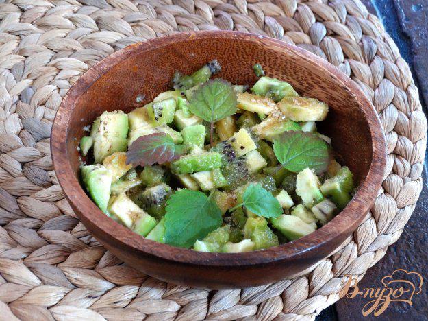 фото рецепта: Салат с авокадо, киви, мини-бананов