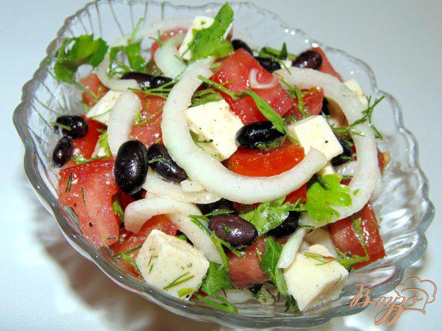 фото рецепта: Салат из помидоров с черной фасолью и адыгейским сыром
