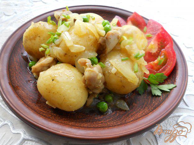 фото рецепта: Молодой картофель с жареной курицей и горошком