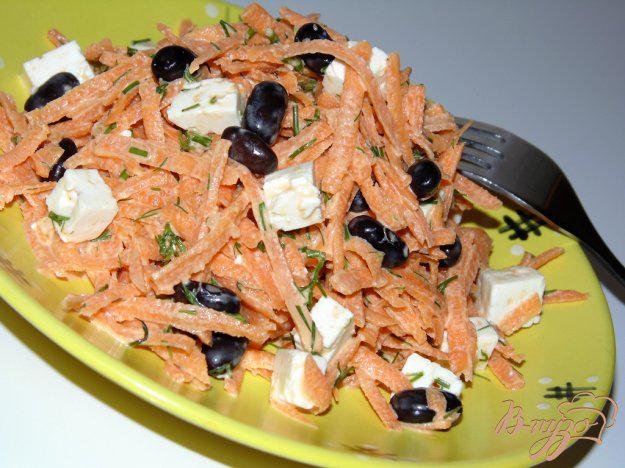 фото рецепта: Морковный салат с адыгейским сыром и черной фасолью