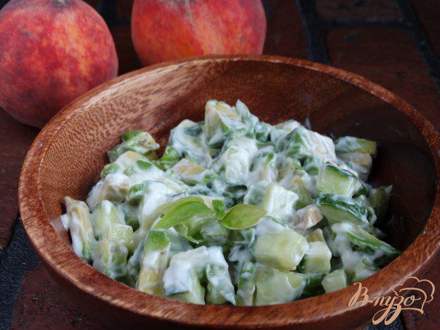 фото рецепта: Пикантный салат из авокадо и огурца