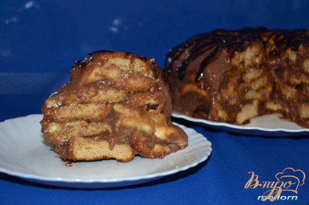 фото рецепта: Торт из пряников с заварным шоколадным кремом и бананами