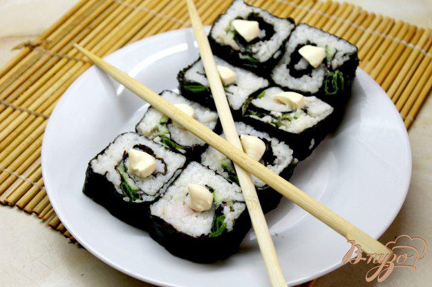 фото рецепта: Суши с копченым балыком, огурцом и салатом