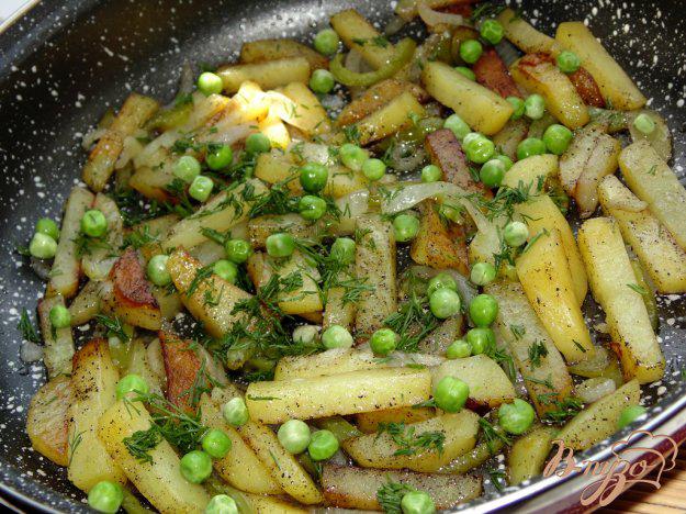 фото рецепта: Жареный картофель с болгарским перцем, луком и зеленым горошком