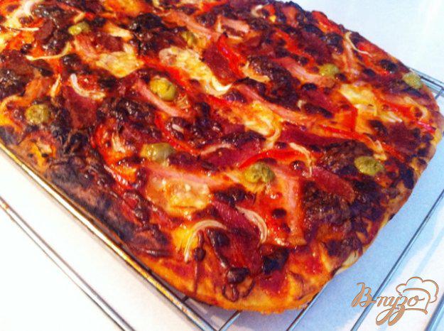 фото рецепта: Пицца с ветчиной и салями