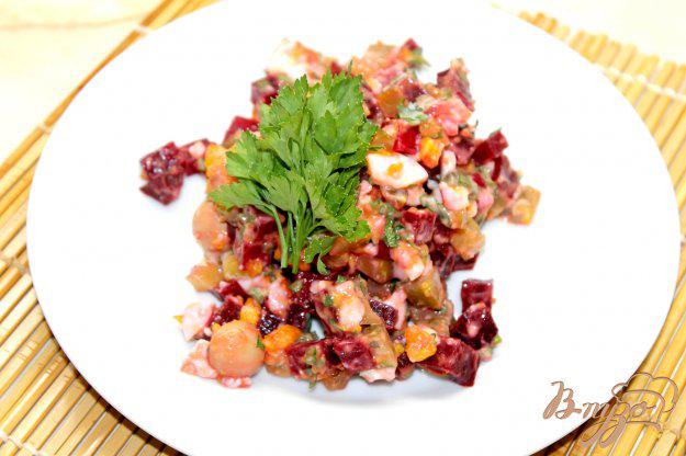 фото рецепта: Свекольный салат с маринованными шампиньонами и отварным яйцом