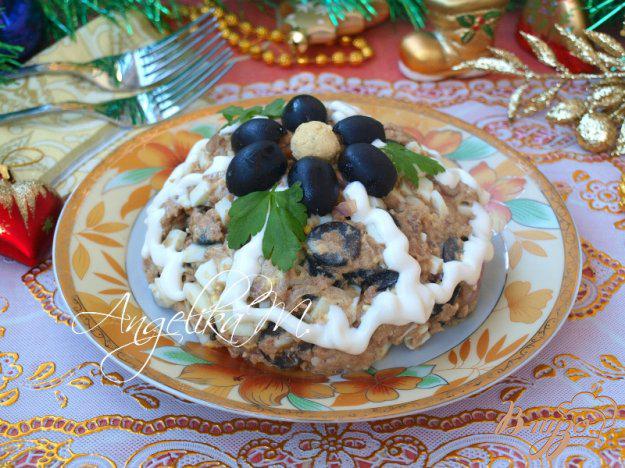 фото рецепта: Салат с тунцом, яйцами и маслинами