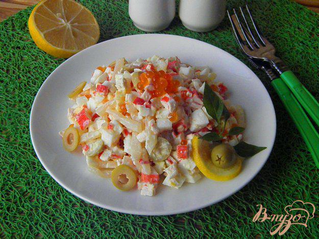 фото рецепта: Салат с морепродуктами, икрой и оливками