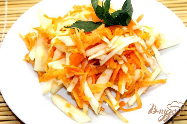 фото рецепта: Морковно - яблочный салат с сельдереем