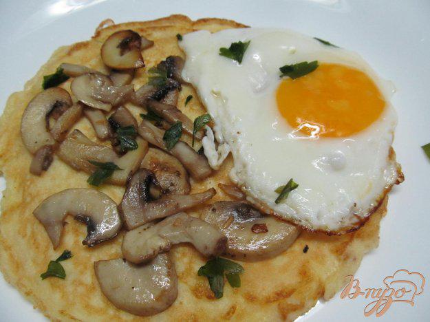фото рецепта: Блины с грибами и яйцом на завтрак