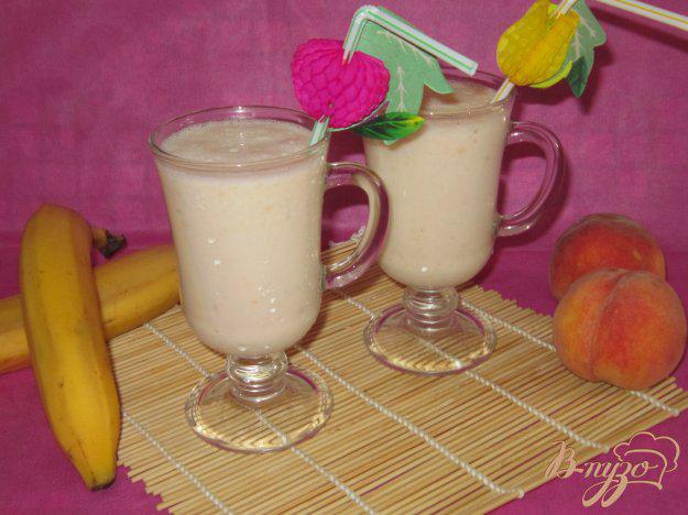 фото рецепта: Молочный коктейль с бананом и персиком