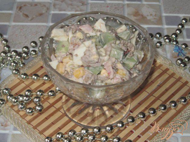 фото рецепта: Салат с копченым окорочком, огурцом и печенью