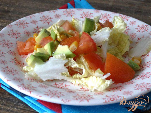 фото рецепта: Салат с авокадо, пекинской капустой и кукурузой
