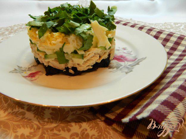 фото рецепта: Салат весенний с сыром сулугуни и черносливом