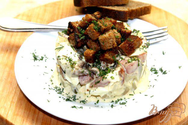 фото рецепта: Теплый салат с грибами, ветчиной и сухариками