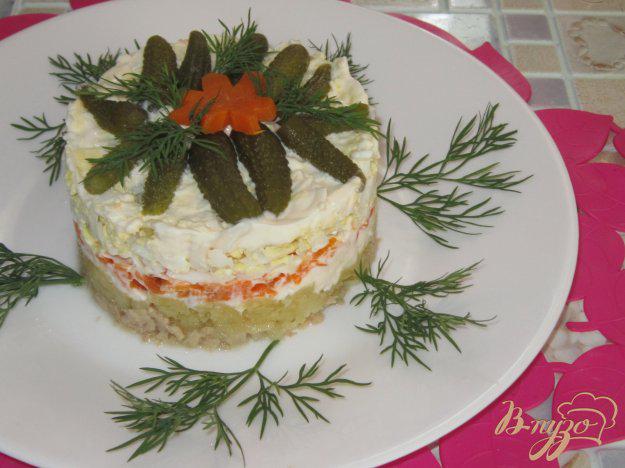 фото рецепта: Слоеный салат с печенью трески, морковью и корнишонами
