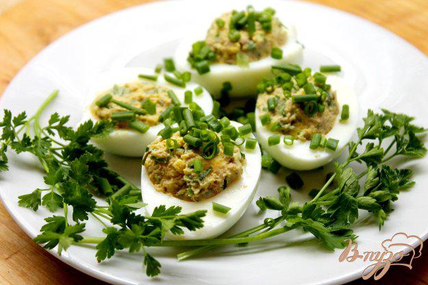 фото рецепта: Фаршированные яйца тунцом и зеленью