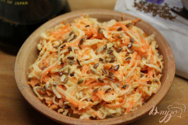 фото рецепта: Салат из моркови и сельдерея с семенами льна и плавленным сыром
