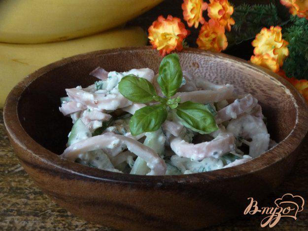 фото рецепта: Салат с кальмарами и зеленым омлетом