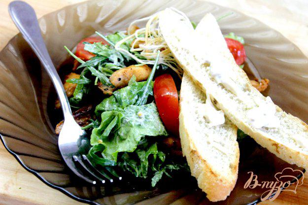 фото рецепта: Теплый салат с курицей и сухариками из багета
