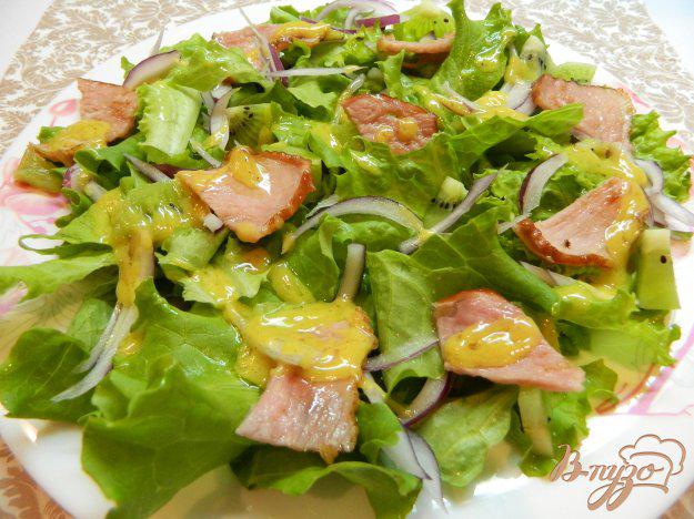фото рецепта: Салат из киви, ветчины и листьев салата