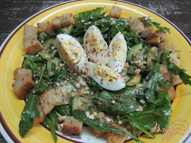 фото рецепта: Зеленый салат с орехами и сухариками