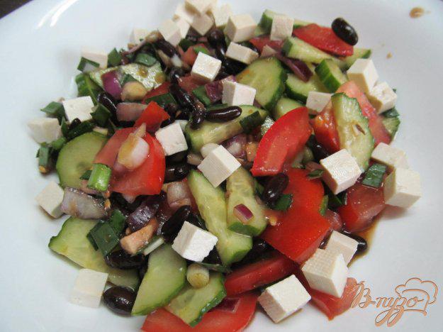 фото рецепта: Овощной салат с черной фасолью и сыром тофу