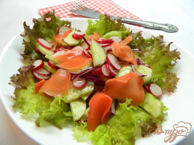 фото рецепта: Салат с огурцом, редисом и маринованным имбирем