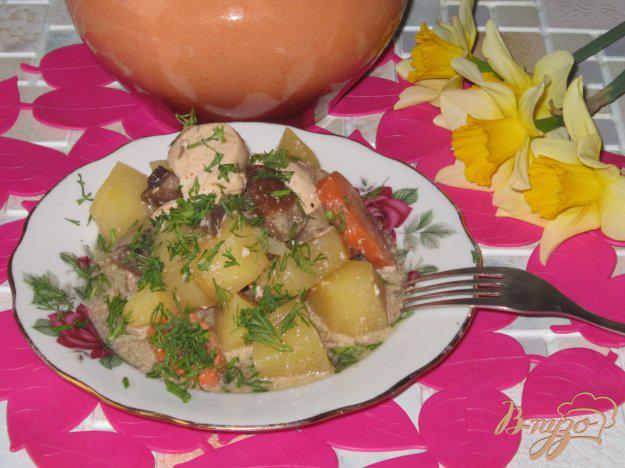 фото рецепта: Картофель запеченный в горшочке с лесными грибами и куриной грудкой