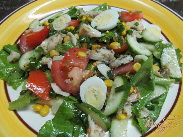 фото рецепта: Салат из свежих овощей с жареной рыбой и кукурузой